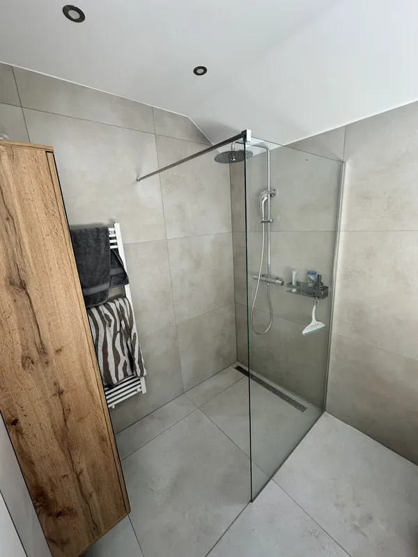 Bodengleiche Dusche mit Glaswand im Dachgeschoss