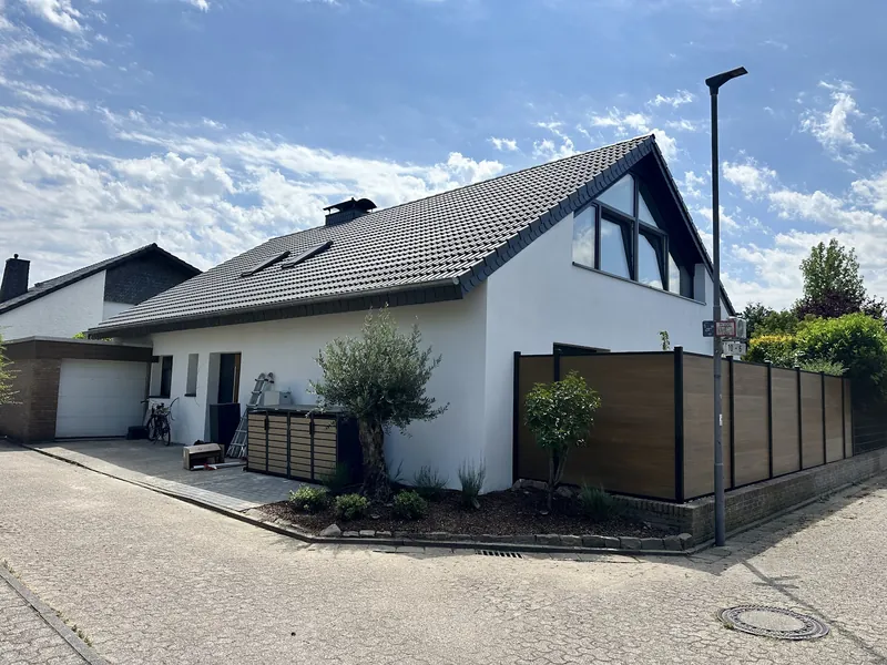 Das sanierte Einfamilienhaus in Kaarst mit weißer Putzfassade und neuem Dach