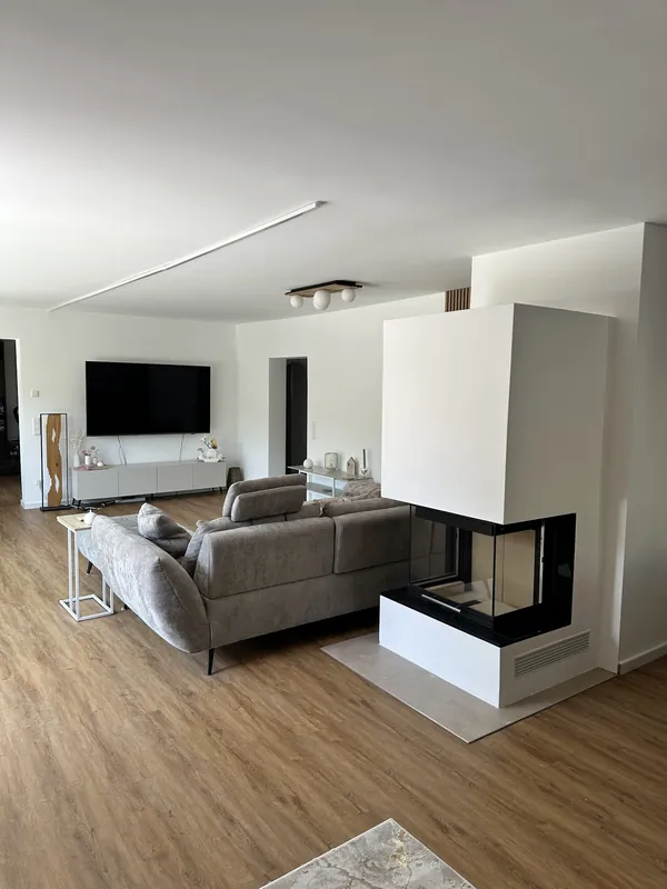 Wohnzimmer mit Kamin im sanierten Haus in Kaarst