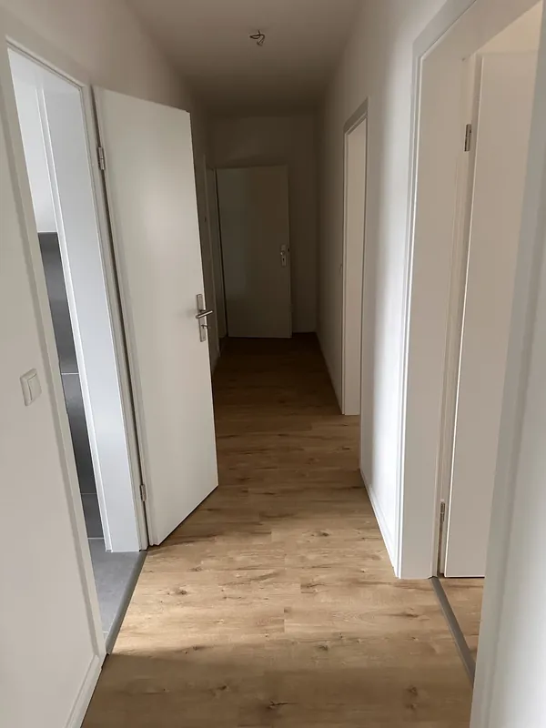 Flur der sanierten Dachgeschosswohnung mit neuen Türen und Boden