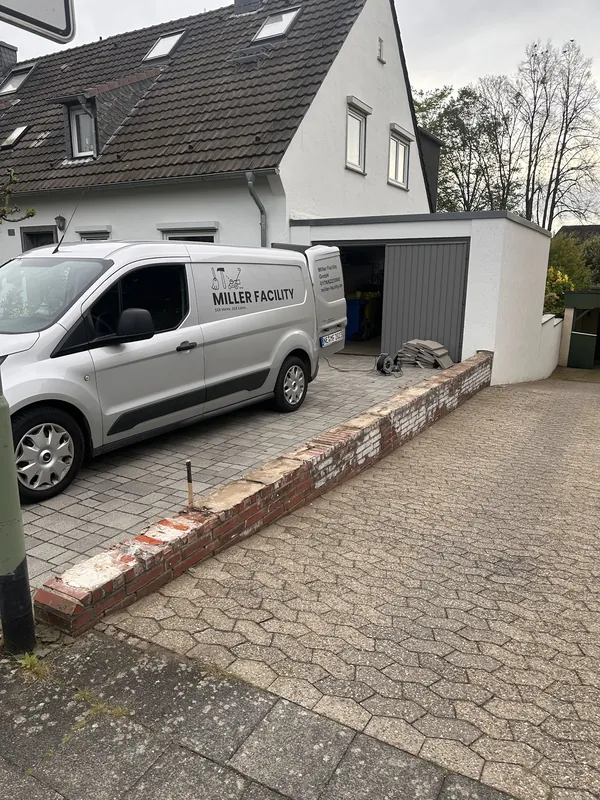 Firmenwagen der Miller Facility GmbH vor einer Baustelle