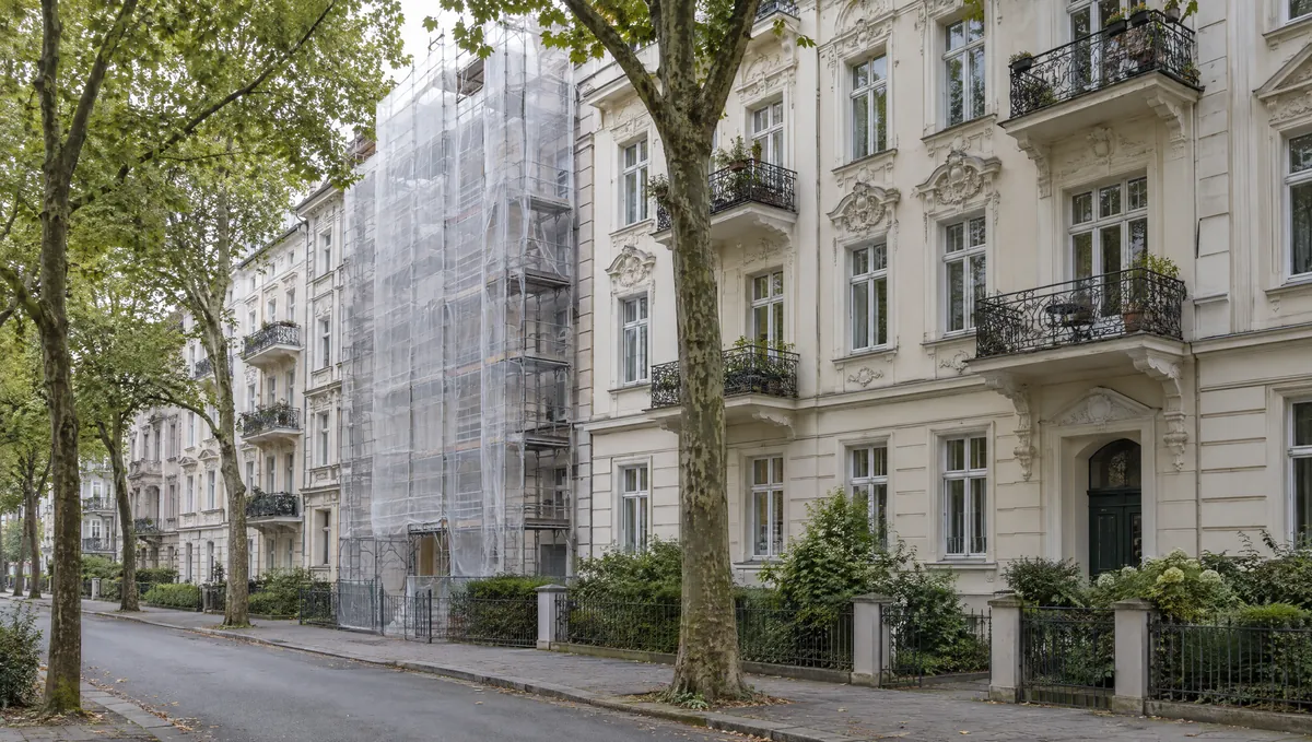 Gründerzeit-Altbauten mit Stuckfassaden an einer Allee, eine Fassade eingerüstet